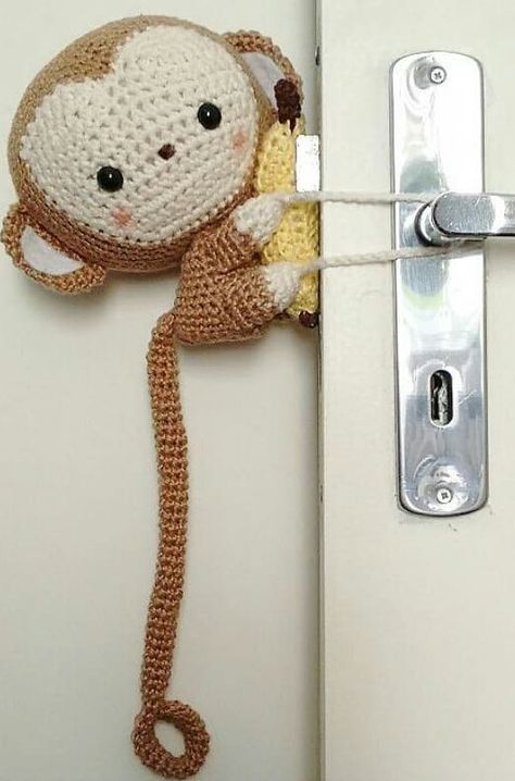 Crochet Door Stopper Free Pattern, Crochet Door Stopper, Crochet Giraffe Pattern, Winter Crochet, Diy Baby Gifts, Winter Pattern, Kawaii Crochet, Christmas Crochet Patterns, Crochet Bear