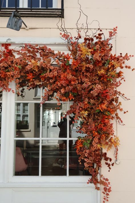 Floral decor solutions Autumn Window Display Retail, Doorway Arches, Fall Store Window Displays, Fall Office Decorations, Fall Store Displays, Autumn Window Display, Thanksgiving Dinner Decor, Fall Windows, Fall Carnival