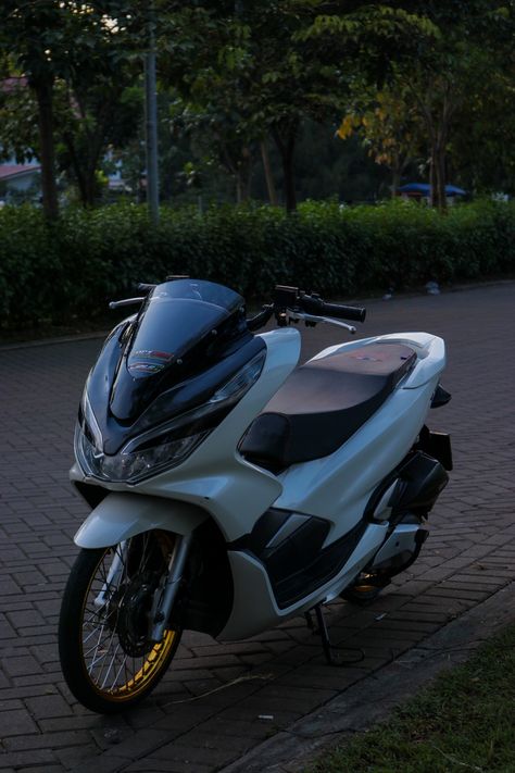 White with light Honda Pcx, Vehicles, White