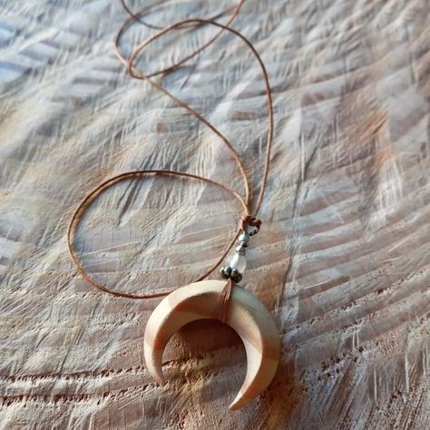 Wooden Carved Jewelry, Wooden Pendant Necklace Handmade, Easy Carving Ideas Wood, Wood Carved Pendants, Wood Carved Jewelry, Wood Jewellery Handmade, Wooden Jewelry Handmade, Wooden Necklace Handmade, Wood Necklace Pendant