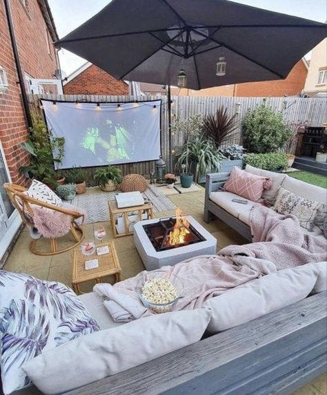 Backyard Hangout, Diy Backyard Patio, Mobile Home Porch, Cozy Backyard, Cozy Patio, Backyard Diy, Small Porches, Back Porch Ideas, Patio Makeover