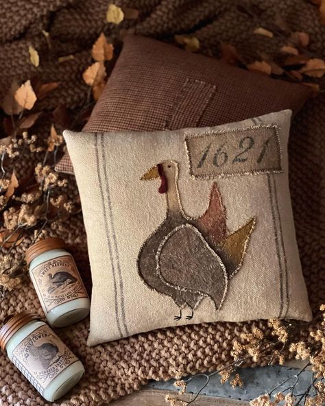 Primitive Wool Applique Folk Art, Thanksgiving Sewing Crafts, Primitive Turkey, Primitive Fall Crafts, Primitive Autumn, Primitive Pillows, Wool Appliqué, Grain Sack Pillows, Fall Sewing