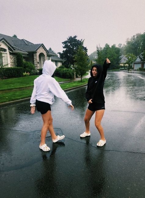 Picture idea, best friends picture idea, pictures in the rain, dancing in the rain Pictures In The Rain, Rain Dancing, Friends Picture, Rain Pictures, Rain Photo, Dance In The Rain, Best Friend Photoshoot, Best Friends Shoot, Best Friends Aesthetic