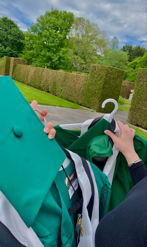 Green Graduation Aesthetic, Green Graduation Gown And Cap, Picture Day Aesthetic, Graduation Day Aesthetic, University Graduation Aesthetic, Green Graduation Gown, College Graduation Aesthetic, Picture With Friends, Graduation Drawing