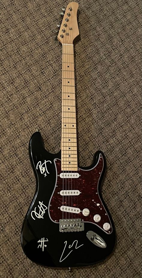 100% AUTHENTIC and signed in person Guitar is FULL SIZE and in  MINT CONDITION !... great gift or something nice to add to your own collection. Guitar will come with a  CERTIFICATE OF AUTHENTICITY as well as PICTURES of JAMES HETFIELD and some other members from the BAND signing autographs outside there hotel. FAST and FREE priority mail shipping ! Thanks for shopping with us ! Grunge Electric Guitar, Picture Of Guitar, Decorated Guitar, Guitar 80s, Eletric Gutair, Best Electric Guitar, Cardboard Guitar, Rockstar Guitar, Signed Guitar