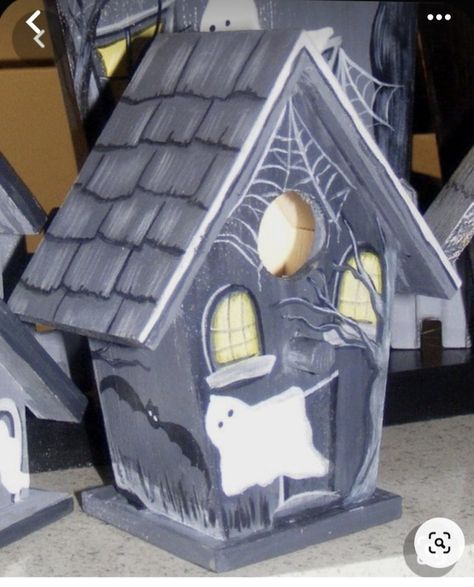 Halloween Birdhouse, Haunted House Craft, Halloween Houses, Moldes Halloween, Hand Painted Halloween, Hand Painted Birdhouses, Birdhouse Craft, Bird Houses Ideas Diy, Beautiful Birdhouses