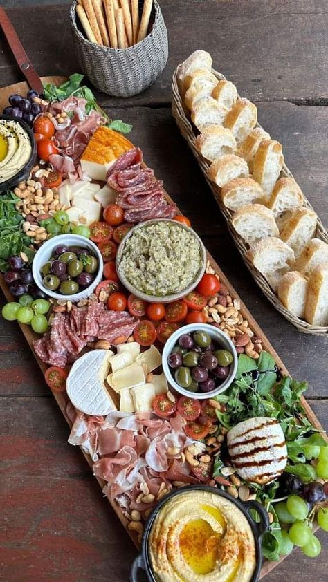 Churcutory Board Ideas, Italian Food Party, Decorações Com Comidas, Snack Platter, Party Food Buffet, Catering Ideas Food, Charcuterie Inspiration, Party Food Platters, Charcuterie And Cheese Board