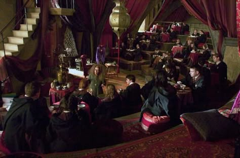 Divination Divination Classroom, Hogwarts University, Harry Potter Classes, Harry Potter Script, Hogwarts Visuals, Life At Hogwarts, Shifting Hogwarts, Hogwarts Classes, Harry Potter Shifting