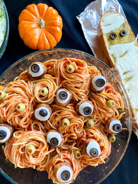 Halloween Supper Ideas Family, Dinner Halloween Food, Pinterest Halloween Food, Hallowen Food Ideas Dinner, Coffin Bread Bowl, Hallow Food Ideas, Halloween Party Ideas Food Easy, Spaghetti Halloween Food, Halloween Food Inspiration