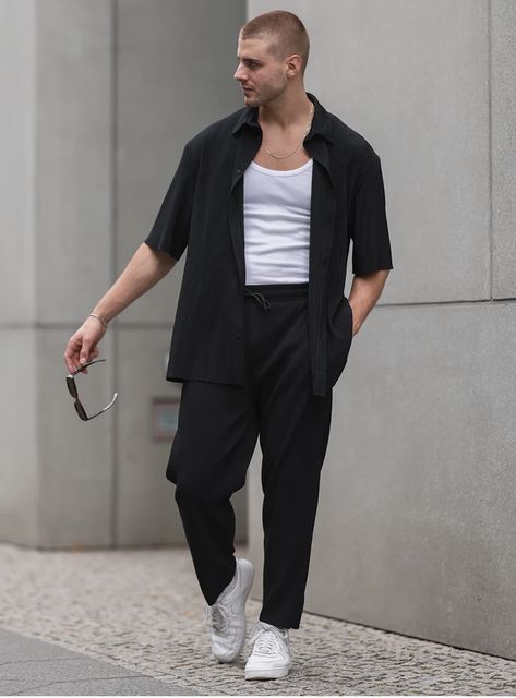 Men All Black Casual Outfit, Casual Party Outfit Men Classy, All Black Outfit Men Classy, Summer Night Outfit Men, Minimalist Men Outfit, Minimalist Fashion Men Summer, Men Night Out Outfit, Men Astethic, Oversized Outfit Men