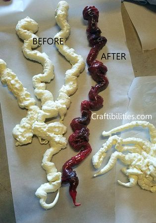 Intestines - CHEAP Gruesome Decorations - GREAT STUFF - party ideas - DIY - GORY Halloween severed body parts - tutorial Cheap Halloween Diy, Diy Halloween Dekoration, Cheap Diy Halloween Decorations, Halloween Decor Diy, Stranger Things Halloween, Casa Halloween, Halloween Props Diy, Halloween Fest, Creepy Halloween Decorations