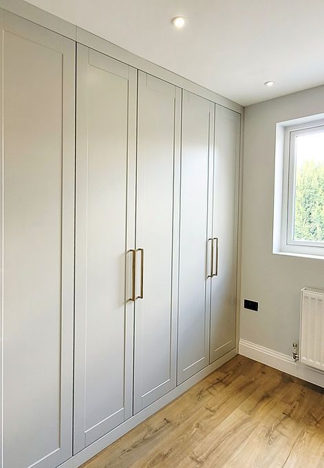 Shallow Closet, Paint Ideas Bedroom, Ideas Bedroom Aesthetic, Hanging Bedroom Lights, Bedroom Paint Ideas, Hinged Wardrobe, Fitted Wardrobe, Bedroom Built In Wardrobe, Master Design