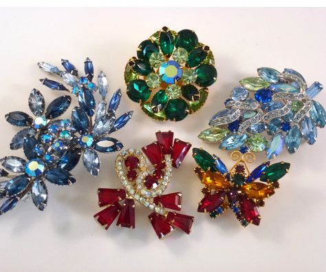 How To Pick Vintage Rhinestone Jewelry That Sells. With so much vintage costume jewelry on the market, how do you determine what to buy for a good investment? Here's some rhinestone jewelry picking advice. Costume Jewelry Makers, Old Jewelry Crafts, Juliana Jewelry, Vintage Jewelry Ideas, Jewelry Knowledge, Vintage Jewelry Repurposed, Antique Costume Jewelry, Vintage Jewelry Antique, Jewelry Repurposed