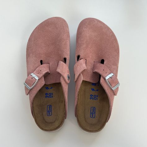 Pink Boston Birkenstocks Outfits, Pink Boston Clogs, Pink Clogs, Pink Boston Birkenstocks, Pink Birkenstock Clogs, Pink Birkenstocks Outfits, Birk Clogs Outfit, Birkinsoks Clogs, Pink Burken Stocks