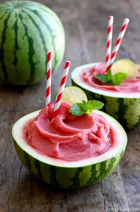 Watermelon Slushies, Watermelon Slushie, Choco Banana, Slushie Recipe, Banana Drinks, Frozen Watermelon, Just A Taste, Watermelon Salad, Watermelon Recipes