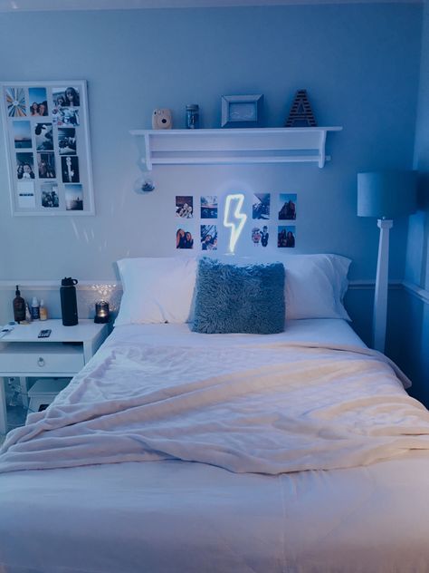 Room Inspo Light Blue Walls, Blue Room Minimalist, Blue Themed Bedroom Room Ideas, Room Ideas Aesthetic Light Blue, Room Decor Ideas Blue Walls, Room Decor Bedroom Aesthetic Blue, Blue Bedroom Inspo Aesthetic, Blue And White Aesthetic Bedroom, Light Blue Room Aesthetic Decor