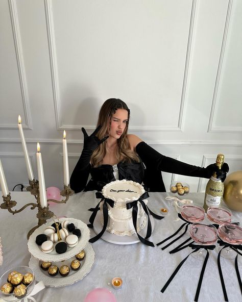 One year older and still…🖤[finish the sentence] #birthdaygirl Cute Birthday Poses, Birthday Cake Picture Ideas, Birthday Outfits Ideas, Finish The Sentence, Vintage Birthday Parties, Vintage Birthday Cakes, Birthday Cake Pictures, Cute Birthday Pictures, Wedding Planning Decor