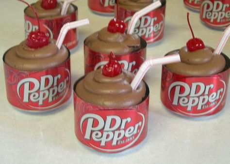 Dr Pepper cupcakes in Dr Pepper cans! Soda Pop Cupcakes, Dr Pepper Cupcakes, Deco Cupcake, Pop Cupcakes, Köstliche Desserts, Dr Pepper, Sweets Treats, Cupcake Recipes, Just Desserts