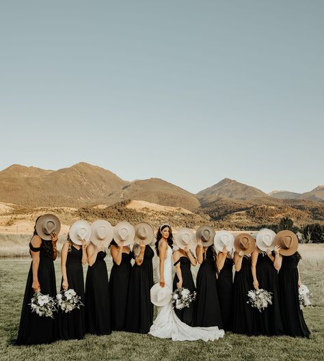 Modern black + white meets the mountains of Montana! Caleb and Madison wanted their day to be romantic, playful, modern, unique, and non-traditional. Montana Bride, Aesthetic Cowgirl, Country Western Wedding, Western Themed Wedding, Cowboy Wedding, Country Theme Wedding, Cowboy Theme, Estilo Country, Mountain Bride