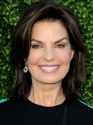 The new length I'm looking for, layers. Sela Ward, Hair Shades, Ageless Beauty, Aging Gracefully, Famous Faces, Delaware, Pretty Woman, Medium Hair Styles, Beautiful People