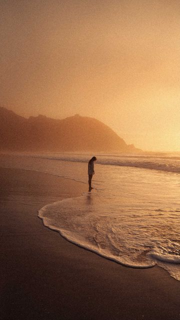 Jeffrey Kieffer on Instagram: "golden hour on the coast 🌞 ———————— #peaceful #beachsunrise #sunrise #oceansunrise #minimalism #byronbay #stayandwander #visualsofearth #australia #calming #sunsetgram #soothing #oceansunset #sunsetvibes #oceanvibes #sunsetsky #sunsetsurfers" Golden Hour Beach Pictures, Sunrise Beach Shoot, Nature Golden Hour, Sunrise Shoot, Beach Golden Hour, Ocean Golden Hour, Gold Coast Sunset, Sea Siren, Vision 2024