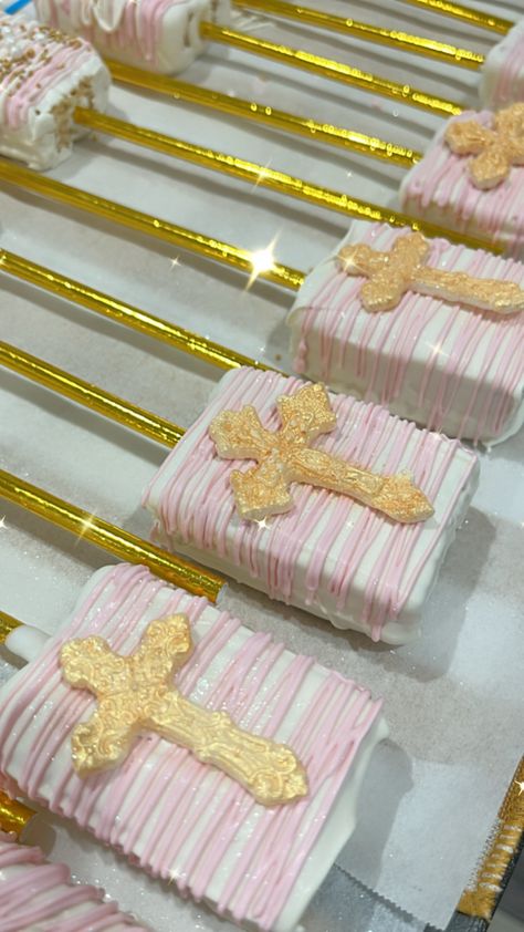 Baptism Chocolate Covered Strawberries, Pink And Gold Treats, Pink And Gold Rice Crispy Treats, Baptism Cakesicles, Baptism Treats, Baptism Chocolate, Bautizo Ideas, First Communion Decorations, Communion Decorations