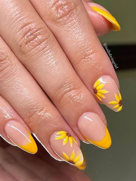 Sunflower Nail, Sunflower Nail Art, Yellow Nail Art, Yellow Nails Design, Sunflower Nails, Cute Spring Nails, Short Acrylic Nails Designs, Oval Nails, Yellow Nails