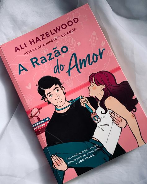 A RAZÃO DO AMOR| ⭐️⭐️⭐️⭐️⭐️+💖 Autora: Ali Hazelwood Editora: Arqueiro Alguns dos meus trechos favoritos desse livro maravilhoso. Li ele no começo do ano e já quero reler. 🤍✨ #alihazelwood #arazãodoamor #bookstagram #booksbooksbooks #livros #amolivros #bookgram Ali Hazelwood, Dream Book, July 28, Books To Buy, Book Lists, Instagram A, Good Books, Books To Read, Origami