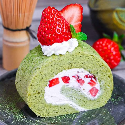 How to make light, fluffy, melt-in-mouth Matcha Roll Cake with delicious vanilla cream and fresh strawberries, perfect for any occasion! Matcha Roll Cake Recipe, Sudachi Recipes, Japanese Roll Cake, Matcha Roll Cake, Strawberry Roll Cake, Sponge Cake Filling, Japanese Dessert Recipes, Matcha Dessert, Matcha Aesthetic