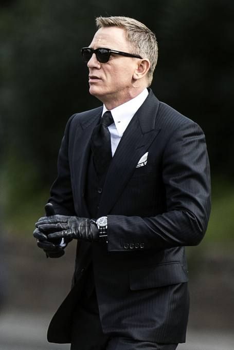 Daniel Craig on the set of SPECTRE (2015). Daniel Craig Spectre, James Bond Suit, Bond Suits, James Bond Spectre, Daniel Craig 007, James Bond Style, Daniel Craig James Bond, A Man In A Suit, Man In A Suit