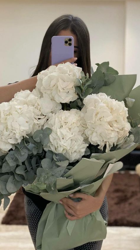 Hand Pic, Hydrangea Bouquet, Boquette Flowers, A Bouquet Of Flowers, Girl Hand, Flowers Bouquet Gift, Nothing But Flowers, Bouquet Arrangements, Flower Therapy