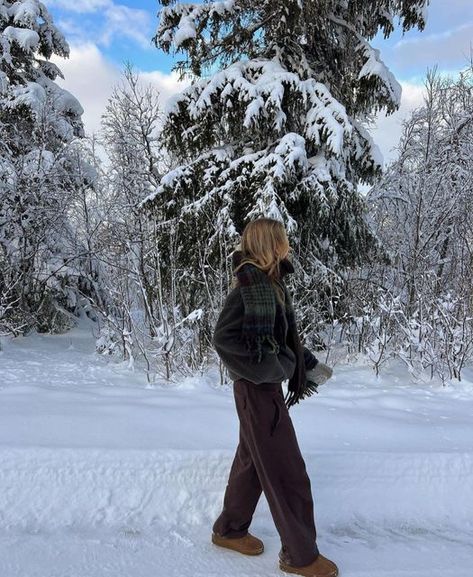 Winter Ig Pictures Aesthetic, Boulder Colorado Outfits, Canadian Outfit Winter, Snow Trip Aesthetic, Cozy Winter Aesthetic Outfits, December Photoshoot Ideas, Ig Inspo Pics Winter, Snow Pictures Aesthetic, Snow Pics Instagram