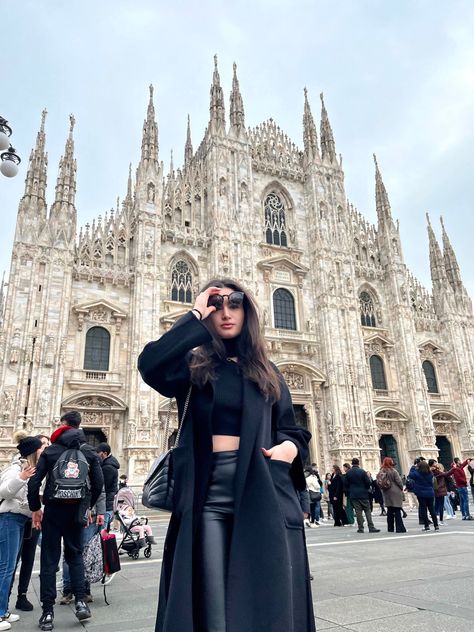 Milano Winter Outfits, Milan Italy Outfit Winter, Milano Outfit Winter, Milan Outfits Winter, Milan In Winter, Italy Winter Outfits, Italy Outfits Winter, Milano Outfit, Milan Winter