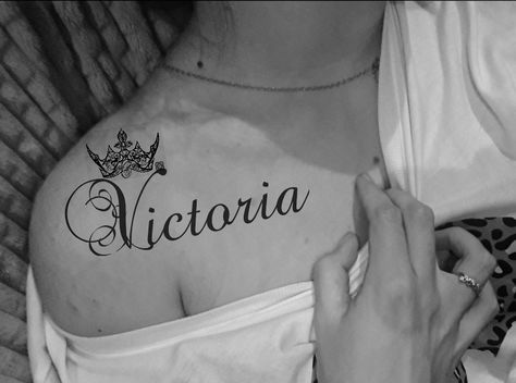 Victoria Name Tattoo, Wrist Tattoo Designs For Women, Victoria Tattoo, Bella Name, Victoria Name, Wrist Tattoo Designs, Couple Tattoos Unique, Tattoo Name, 1 Tattoo