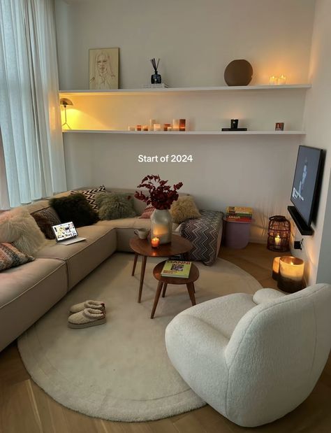 Fernanda Ramirez Living Room, 70s Mcm Living Room, Studio Appartement Design, Regular Apartment Living Room, House Interior Small Space, Cozy Clean Apartment Aesthetic, Living Room Girly Apartments, Home Decor Inspiration Cozy, Gen Z Apartment