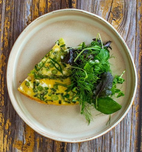 Green Frittata, Frittata Recipe, Herb Salad, Frittata Recipes, Restaurant New York, Crushed Garlic, Frozen Peas, Sunday Brunch, Salad Recipe