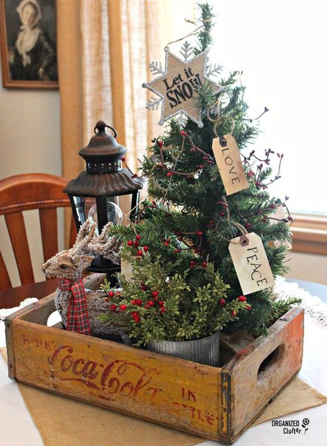 Natal Country, Primitive Christmas Decorating, Christmas Tree Box, Country Christmas Decorations, Christmas Porch, Christmas Decorations Rustic, Farmhouse Christmas Decor, Primitive Christmas, Noel Christmas