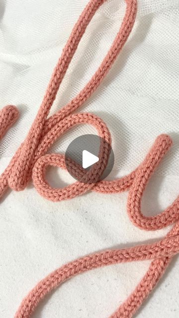 Crochet Wire Name Diy, Icord Project Ideas, Wire Knitting Tutorial, Crochet Names Ideas, Knitting Icord, Icord Knitting Projects, French Knitting Projects, Diy French Knitting, Crochet Names