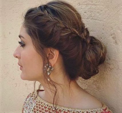 Middle Partition Hairstyle, Partition Hairstyle, Natural Bun Hairstyles, Hairstyle For Wedding, Easy Updos For Medium Hair, Side Bun Hairstyles, Wedding Hair Side, Wedding Bun Hairstyles, Middle Part Hairstyles