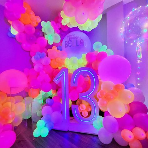 16 Birthday Backdrop Ideas, Neon Food Ideas, Neon 13th Birthday Party Ideas, Sweet 16 Glow In The Dark Party Ideas, Neon Theme Party Decorations, 13th Birthday Themes, Neon Photobooth, Neon Themed Birthday Party, Neon Disco Party