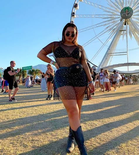 Indy Festival Outfits, Coachella Curvy Outfit, Music Festival Outfits Curvy, Cochella Outfits For Plus Size, Edc Plus Size Outfits, All Black Coachella Outfit, Sueños Festival Outfit Plus Size, Lollapalooza Outfit Plus Size, Coachella Outfit Midsize