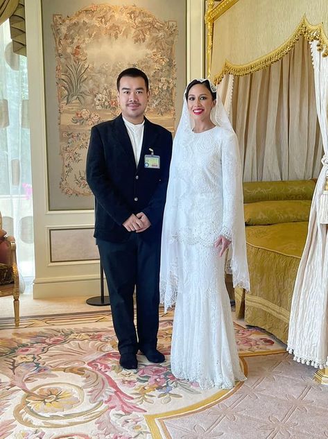 Sultan Hassanal Bolkiah and Queen Saleha of Brunei with the Royal Family at the Royal Wedding Celebration for Princess 'Azemah and Prince Bahar at the Palace Istana Nurul Iman Hassanal Bolkiah, Queen Wedding Dress, Abdul Mateen, The Royal Wedding, Royal Wedding Dress, Royal Weddings, The Royal Family, Wedding Celebration, Royal Wedding