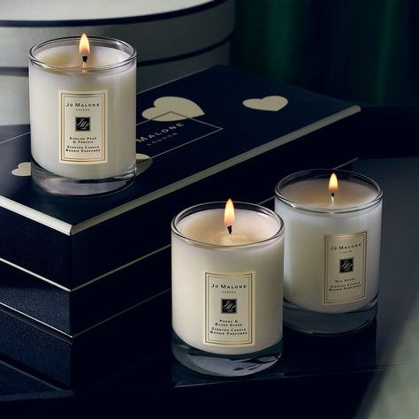 Jo Malone Candle Aesthetic, Candle Lifestyle, Jo Malone Candle, Perfume Christmas, Candles Business, Candle Aesthetics, Candle Photoshoot, Candles Room, Candle Brand