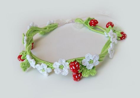 ...pretty strawberry crocheted headband Strawberry Fairy Costume, Crochet Strawberry Headband, Strawberry Headband Crochet, Fairy Costume White, Crochet Flower Crown, Crochet Tiara, Strawberry Headband, Birthday Crochet, Crown Crochet