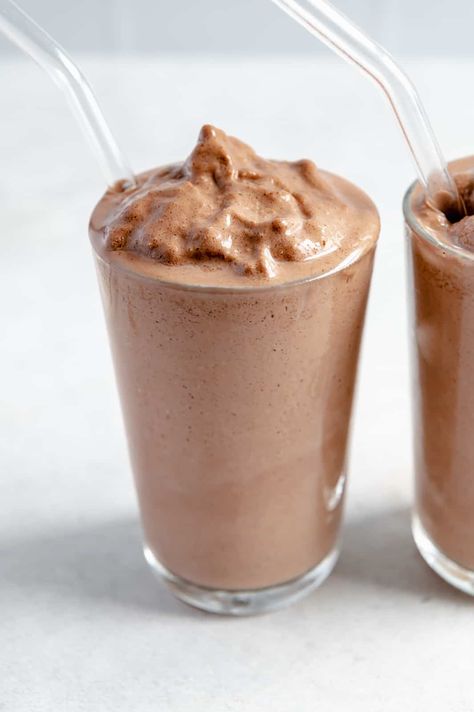 Vegan Chocolate Protein Shake Chocolate Protein Shake, Chocolate Protein Smoothie, Smoothie Jar, Plant Based Smoothies, Vegan Protein Shake, Vegan Shakes, Chocolate Benefits, Protein Shakes Recipes, Chocolate Protein Shakes