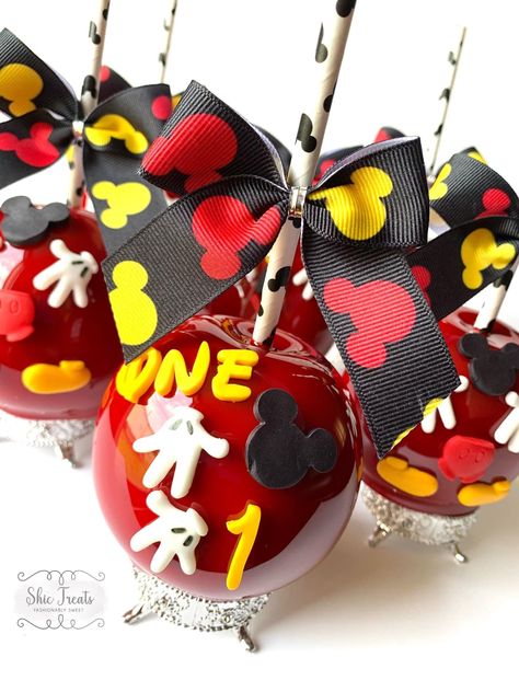 Mickey Mouse Candy Apples, Disney Apples, Red Candy Apples, Mickey Mouse Desserts, Colored Candy Apples, Gourmet Candy Apples, Miki Mouse, Apple Ideas, Gourmet Caramel Apples