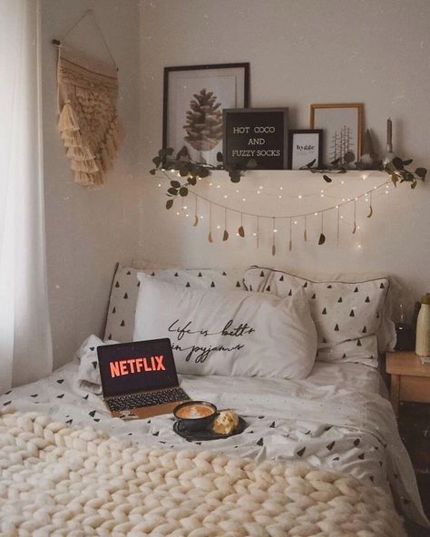 tumblr room aesthetic inspiration boho chic innenausstattung minimalistische einrichtung moderne zimmer deko kleine lichterketten pflanzen deko Dorm Room Inspiration, Bohemian Bedroom Decor, Cozy Room Decor, Boho Bedroom Decor, Teen Bedroom Decor, Cozy Room, Room Inspiration Bedroom, Room Ideas Bedroom, Dorm Room Decor