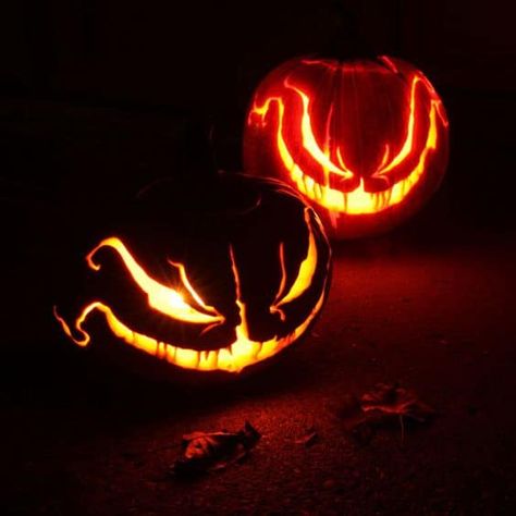 24. BEAUTIFUL AND INSANELY CREEPY PUMPKIN CARVINGS Cool Pumpkin Designs, Veselý Halloween, Scary Halloween Pumpkins, Halloween Pumpkin Carving Stencils, Creative Pumpkin Carving, Scary Pumpkin Carving, Creepy Pumpkin, Pumpkin Carving Designs, Carved Pumpkins