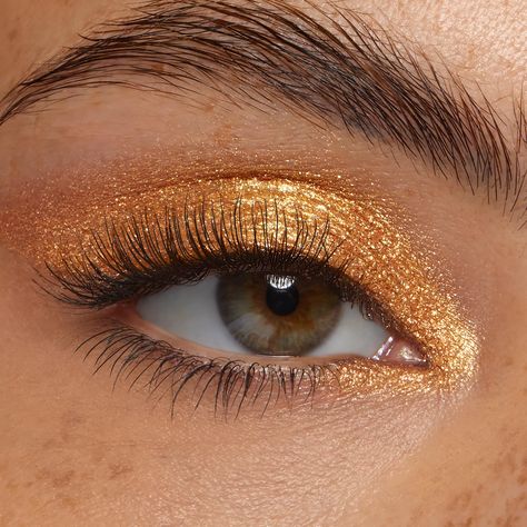 Get rich with this true metallic gold 💰 Gold Digger Makeup, Smokey Eye Gold, Fearless Inspired Makeup, Gold Costume Makeup, Western Eye Makeup, Soft Yellow Makeup, Thanksgiving Eyeshadow, Makeup With Gold Eyeshadow, Yellow Glitter Makeup