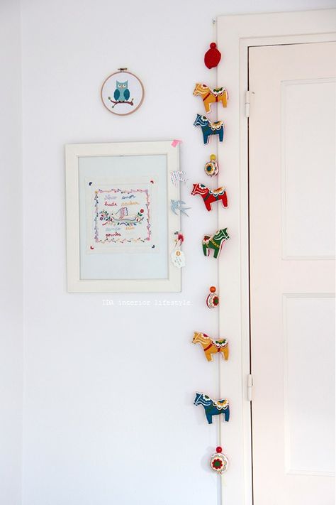 Swedish Christmas, Dala Horse, Scandinavian Folk Art, Horse Decor, Scandinavian Christmas, Felting Projects, Scandinavia, Handmade Christmas, Bunting